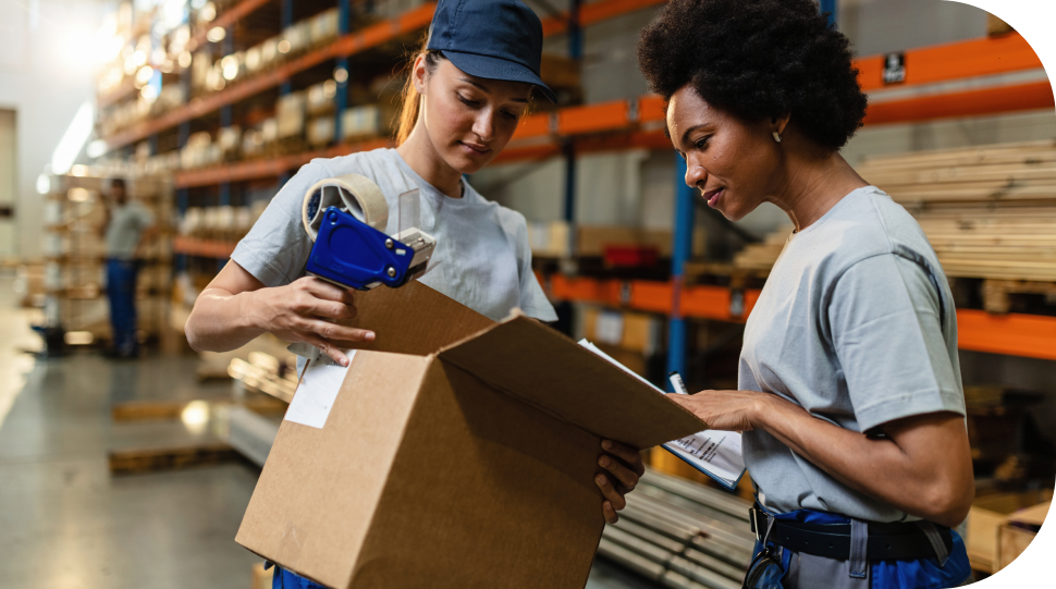 Duas mulheres olhando e segundo uma caixa de papelão