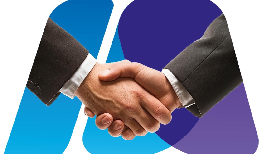 Duas mão se comprimentando com fundo na logo da memphis