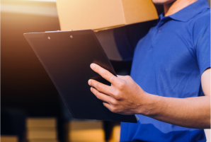 Um homem segurando uma pasta