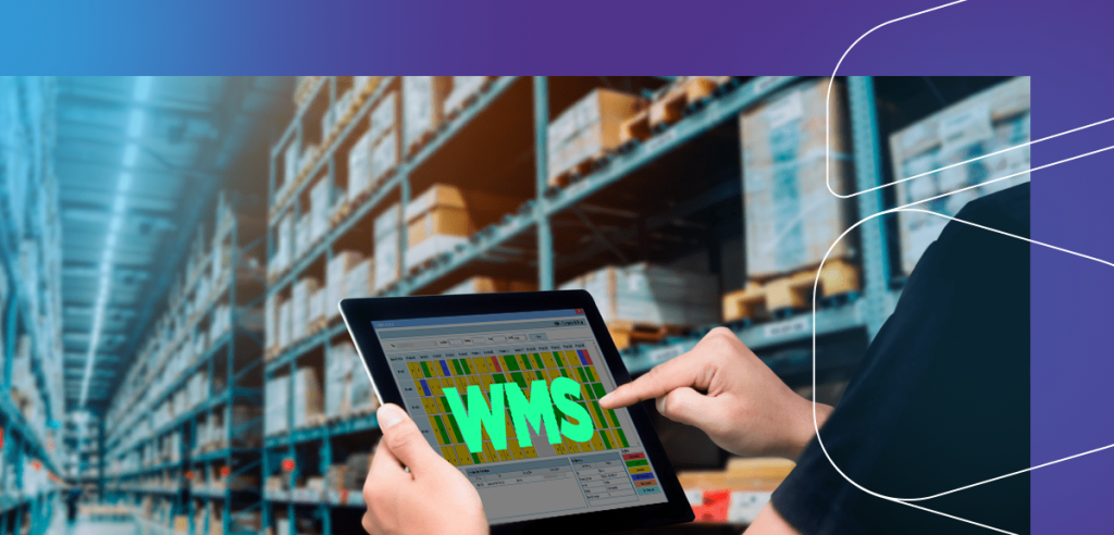 Uma pessoa segurando um tablet clicando na tela