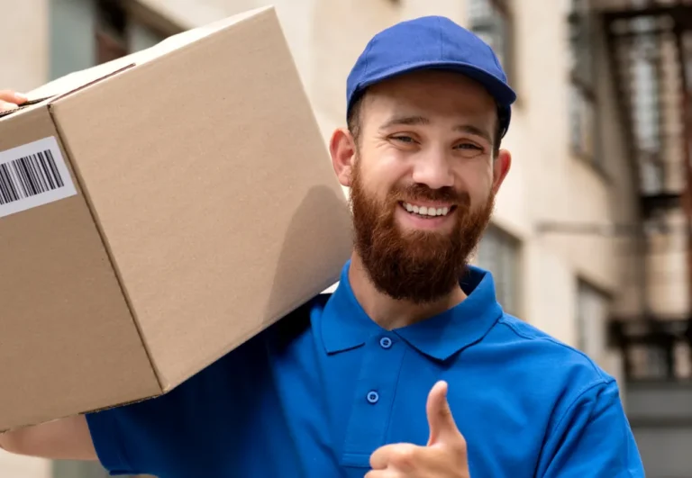 Um homem sorrindo segurando uma caixa de pepelão